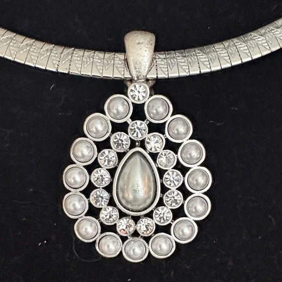 Elegant Silver Necklace with Pendant - Picture 1 of 8